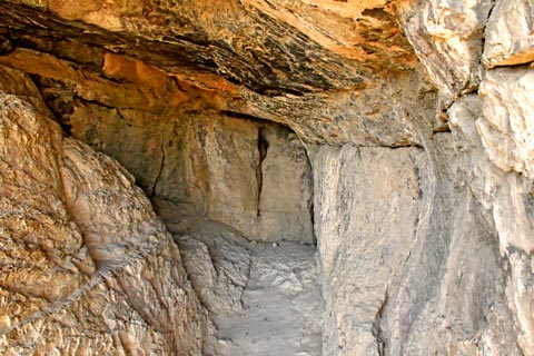 Jägerhöhle / Bisotun Cave / Gar-e Shekarchian Cave / Bisitun Cave غار شکارچیان